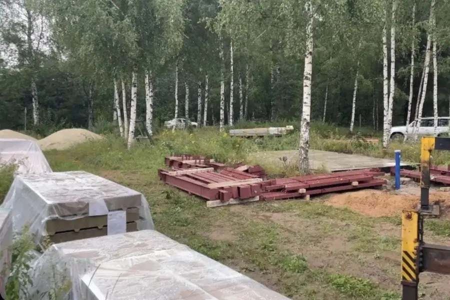 Модульный домокомплект дома шале 6х8 на стройке Заводской домокомплект для самостоятельной сборки дома шале 6х8 доставлен на площадку